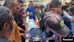 მგლოვიარეები მიასვენებენ ისრაელის მიერ ნასერის საავადმყოფოზე თავდასხმის ერთ-ერთი მსხვერპლის, Reuters-ის პალესტინელი ოპერატორის, მუსამ ალ-მასრის ცხედარს. 25 აგვისტო, 2025 წელი 