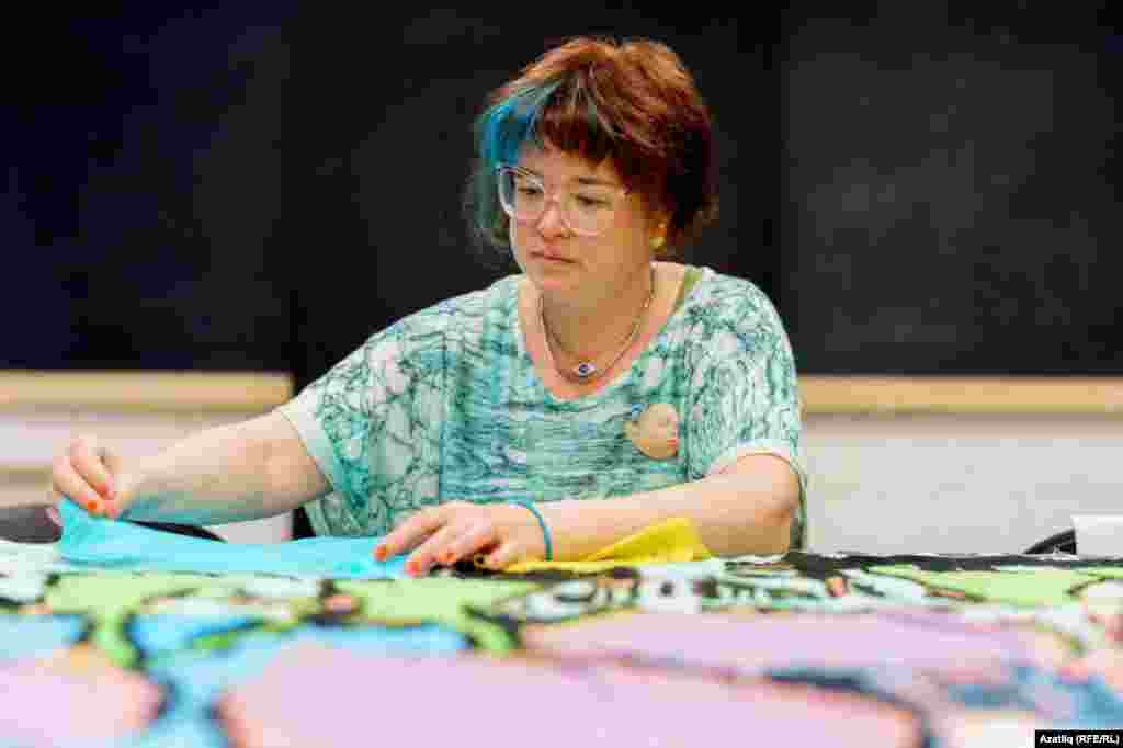 Күргәзмәнең авторы — Әнкарада туып-үскән татар рәссамы Гүнәш Төркол. Ул Истанбулда яши. Аның гаиләсе атаклы Терегуловлар нәселәннән, Пенза якларыннан. Гүнәшкә — 44 яшь. Ул Истанбулның Мимар Синан исемендәге гүзәл сәнгать универститында белем алган, аннары Йолдыз техник университетында магистратураны тәмамлаган. Гүнәш рәсем, тукыма, буяулар, видео, аудио белән эшләүче рәссам. 