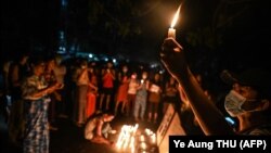 Protestçiler harby agdaralyşyga garşy geçirilen demonstrasiýalarda ölenleri hatyralaýar. 28-nji fewral, 2021 ý. Ýangon, Birma