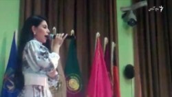 آریانا سعید در میان محصلین مرکز تعلیمی اردو، سرود خواند