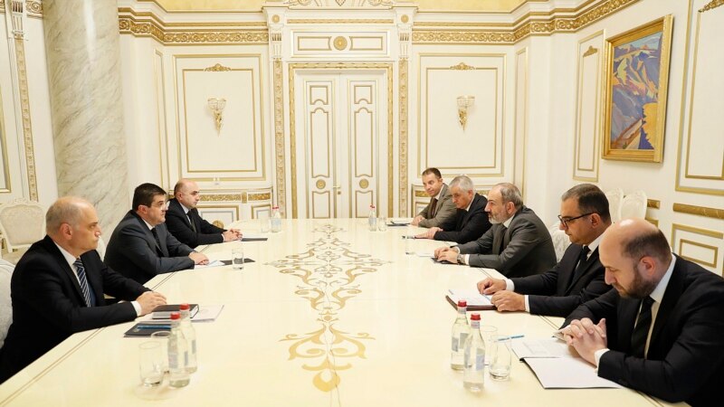 На совещании в Ереване под председательством Никола Пашиняна и Араика Арутюняна обсуждались перспективы экономического развития Карабаха 