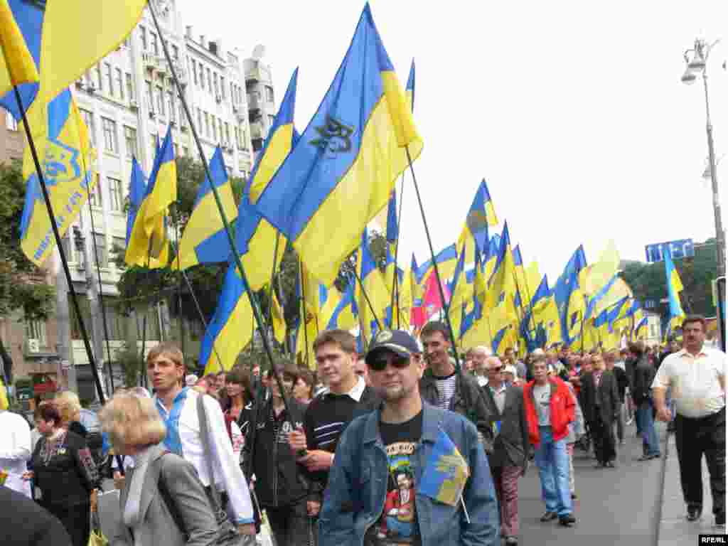 Урочиста хода Хрещатиком