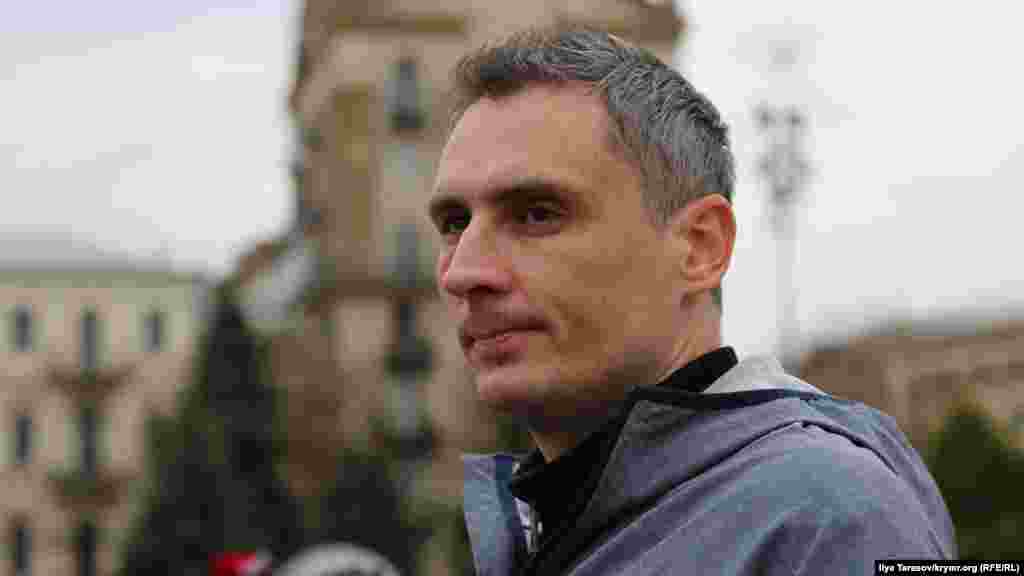 Украинский активист из Севастополя&nbsp;Игорь Мовенко, осужденный по обвинению в экстремизме, также пришел поздравить Дудку с днем рождения&nbsp;