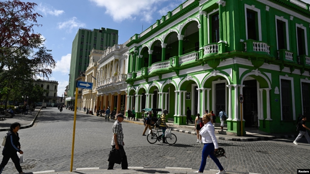 شهروندان کوبایی در سانتا کلارا، در خیابانهای خالی از وسایل نقلیه، پیاده یا با دوچرخه به مقصد میروند