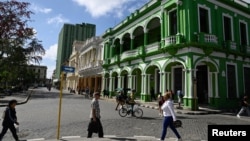 شهروندان کوبایی در سانتا کلارا، در خیابان‌های خالی از وسایل نقلیه، پیاده یا با دوچرخه به مقصد می‌روند