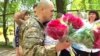 У Житомирі квітами та шампанським зустрічали Олега Кузьміних друзі та рідні