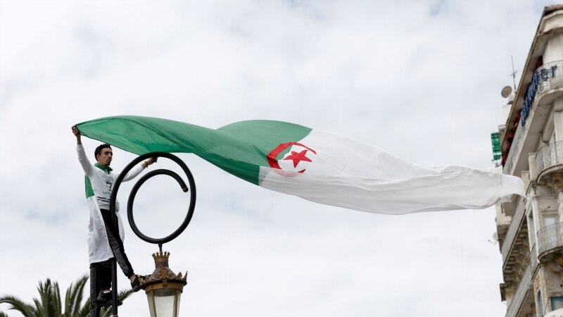 Francuska privržena uspehu reformi u Alžiru
