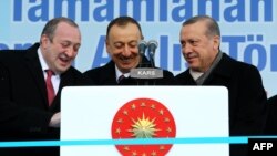 Turkish President Recep Tayyip Erdogan (right) hosted his Azerbaijani and Georgian counterparts, Ilham Aliyev (center) and Giorgi Margvelashvili in Kars on March 17.