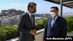Премиерите на Грција и на Северна Македонија, Кирјакос Мицотакис и Зоран Заев, во Атина, на самитот на „Економист“, 16 септември 2020
