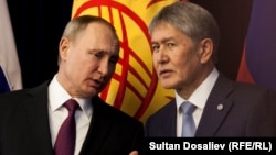Президент Кыргызстана Алмазбек Атамбаев (справа) с президентом России Владимиром Путиным.