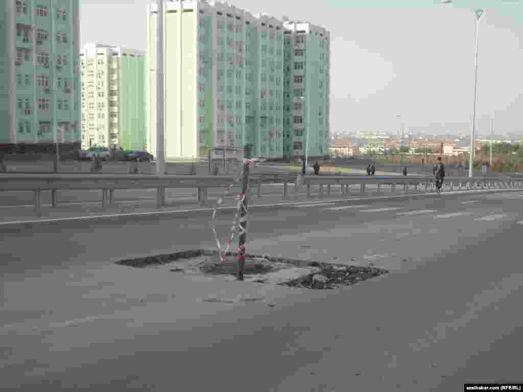 Aşgabatda Parahat-7 mikroraýonynyň golaýyndaky uly ýoluň ugrundaky ýol belgisi