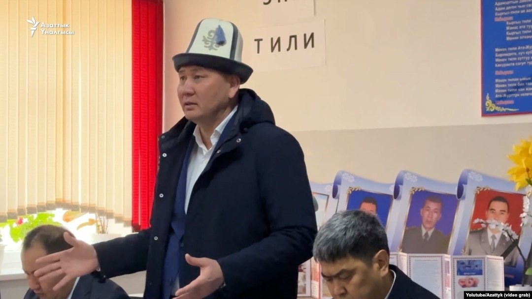 Айбек Шаменов Достук айылынын жашоочулары менен жолугушууда.
