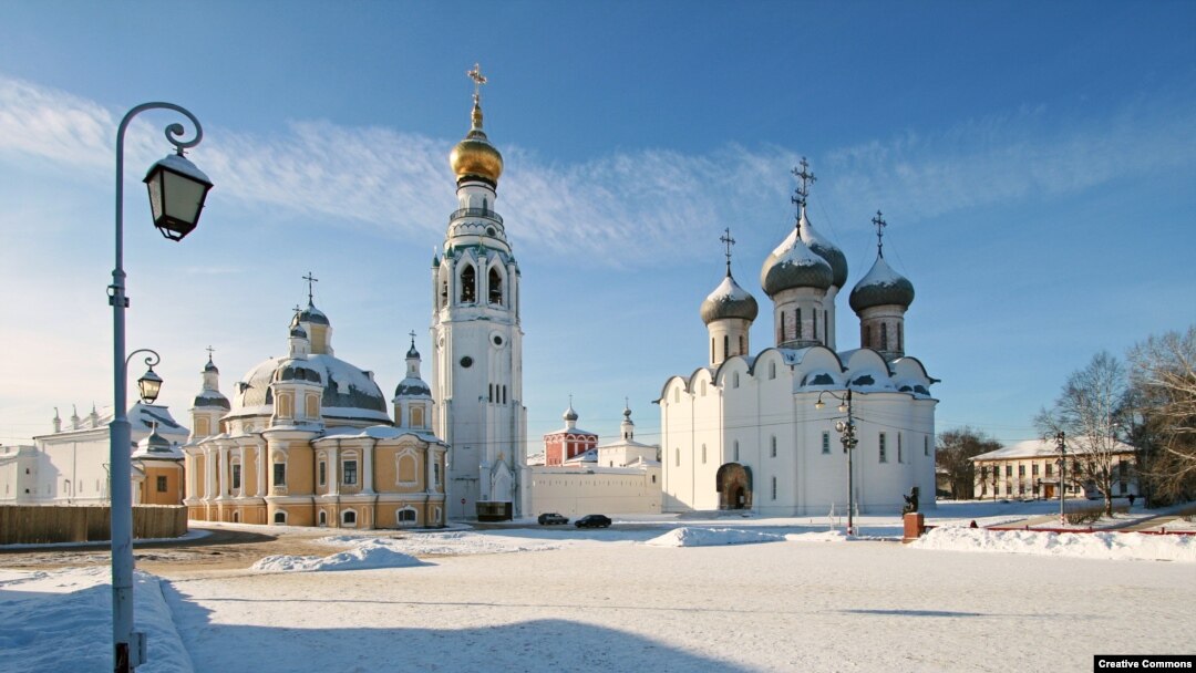 Воскресенский (слева от колокольни) и Софийский соборы в Вологде