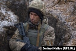 Украинский боец на позициях под Мариуполем