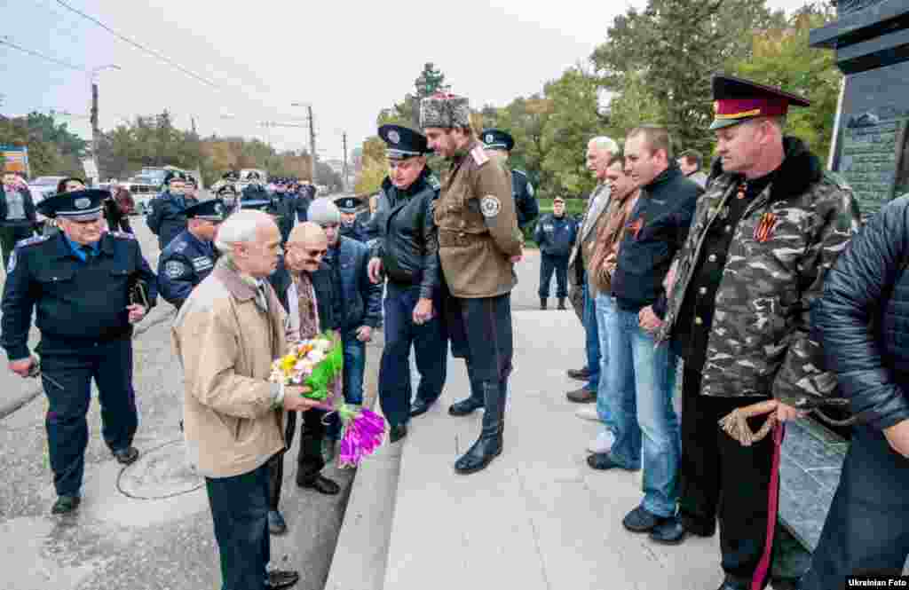 Активісти з &laquo;казацького братства&raquo; &laquo;Единство&raquo; мітингували проти УПА біля пам&#39;ятника українському письменнику Тарасу Шевченку і не пустили їх до покладання квітів, 14 жовтня 2013 року