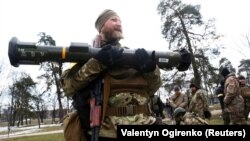 Інструктор навчає територіальну оборону Києва користуватись шведським ПТРК NLAW