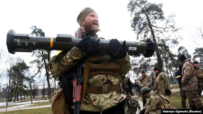 Інструктор навчає територіальну оборону Києва користуватись шведським ПТРК NLAW