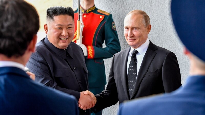 Лидеры РФ и КНДР Владимир Путин и Ким Чен Ын встречаются во Владивостоке