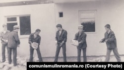 Muncă patriotică într-un șantier din Cisnădie, 1983. Sursa:comunismulinromania.ro (MNIR)