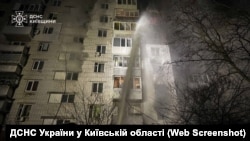 რუსეთის იერიშის შედეგად საცხოვრებელ შენობაში ხანძარი გაჩნდა. კიევის ოლქი, 30 ნოემბერი, 2025.