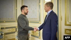 Ukrainian President Volodymyr Zelenskiy greets British Defense Secretary Grant Shapps in Kyiv on September 28.