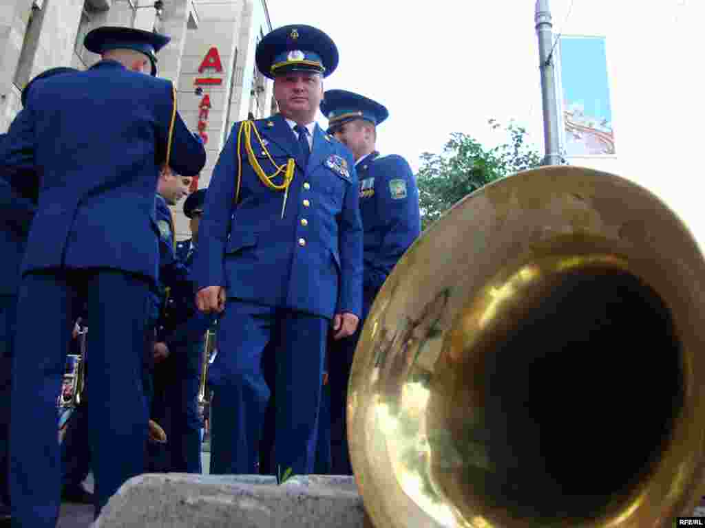 Музичний супровід параду забезпечуватимуть 17 військових оркестрів - більше 600 військових музикантів.