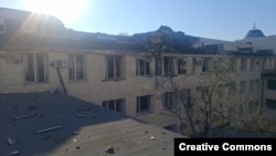 За словами директора пологового, «Шахед» влучив у дах закладу, пошкодивши покрівлю, перекриття між четверти і третім поверхом та зруйнувавши палати для породіль