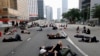 Протестующие отдыхают во время акции окружения здания Законодательного собрания Гонконга (архив)