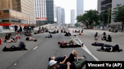 Протестующие отдыхают во время акции окружения здания Законодательного собрания Гонконга (архив)
