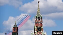 Mlazni avion spušta dim u bojama ruske državne zastave tokom Parade na Dan pobede u Moskvi, Rusija, 24. juna 2020.