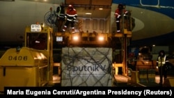 Загрузка партии с первой дозой "Спутника" в самолет Аргентинских авиалиний, Москва, декабрь 2020 года