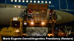 Vaccinul anti Covid-19 rusesc, Sputnik V, încărcat la Moscova într-un transport pentru Argentina, 23 decembrie 2020.