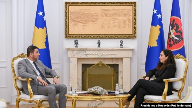 Presidentja Vjosa Osmani në takim me kryetarin e PDK-së, Memli Krasniqi.