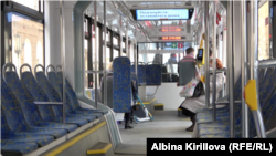 Надпись на экране в московском трамвае отправляет пассажиров по домам
