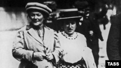Clara Zetkin (D) i Rosa Luxemburg