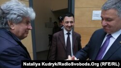 Ліворуч Делла Валле, праворуч міністр внутр спраа Аваков, по центру Руслан Фуфалько. Павія, Італія. 17 травня 2019 року