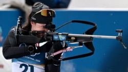 Biatlonista Alina Stremous în timpul tragerii la proba de 15 km individual feminin. Doar trei sportive au reușit performanța să lovească toate cele 20 de ținte, printre care și reprezentanta Moldovei.