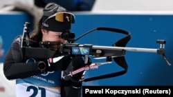 Biatlonista Alina Stremous în timpul tragerii la proba de 15 km individual feminin. Doar trei sportive au reușit performanța să lovească toate cele 20 de ținte, printre care și reprezentanta Moldovei.