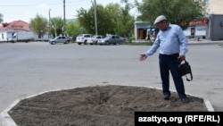 Жергілікті белсенді Бақытжан Құрманов Мирзоян ескертішінің орнын көрсетіп тұр. 18 мамыр 2018 жыл, Ақтөбе қаласы.