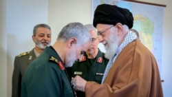 Иранның рухани көсемі Әли Хаменеи генерал Касем Сүлейманиге (сол жақта) жоғарғы әскери награда тапсырып тұр. 11 наурыз 2019 жыл.