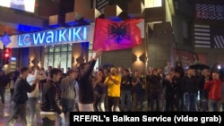 Мешканці столиці Косова Пріштини святкують перемогу збірної Швейцарії над командою Сербії.