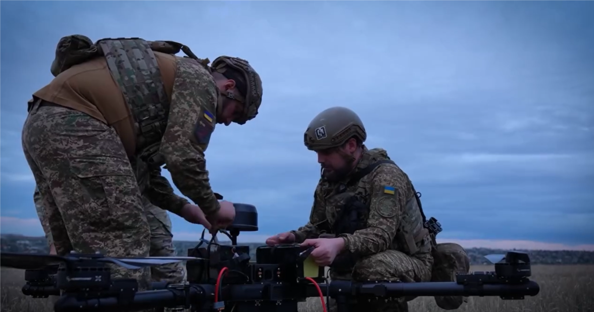 Russische Angriffe treffen Kiew, während in der Ostukraine der ...