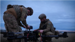 Ukrainian soldiers prepare food parcels for the residents of Oleshky. (file photo)
