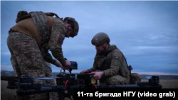 Ukrainian soldiers prepare food parcels for the residents of Oleshky. (file photo)