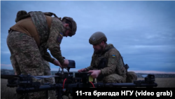 Сарбозони Украина барои сокинони Олешки бастаҳои хӯрок омода мекунанд. Акс аз бойгонӣ