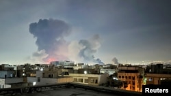 Dim se diže nakon eksplozije, usred američko-izraelskog sukoba sa Iranom, u Teheranu, Iran, 7. marta 2026. godine.