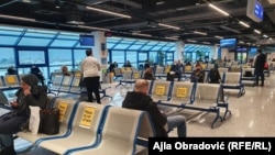 Putnici čekaju let na Međunarodnom aerodromu Sarajevo (fotoarhiva)