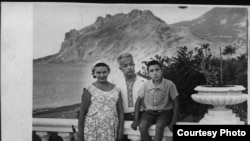 Ешреф Шем'ї-заде з родиною в Криму, 1959 рік