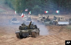 Військова техніка і танки Польщі, Італії, Канади та США під час військових навчань НАТО «'Namejs 2021» на полігоні в Латвії, 13 вересня 2021 року