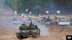 Tanket dhe mjetet ushtarake të Polonisë, Italisë, Kanadasë dhe Shteteve të Bashkuara, gjatë një stërvitjeje ushtarake të NATO-s, në Letoni, shtator 2021.